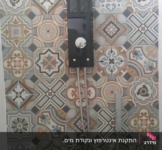 ראש מקלחת מרובע עם צינור מתכת על קיר מעוצב